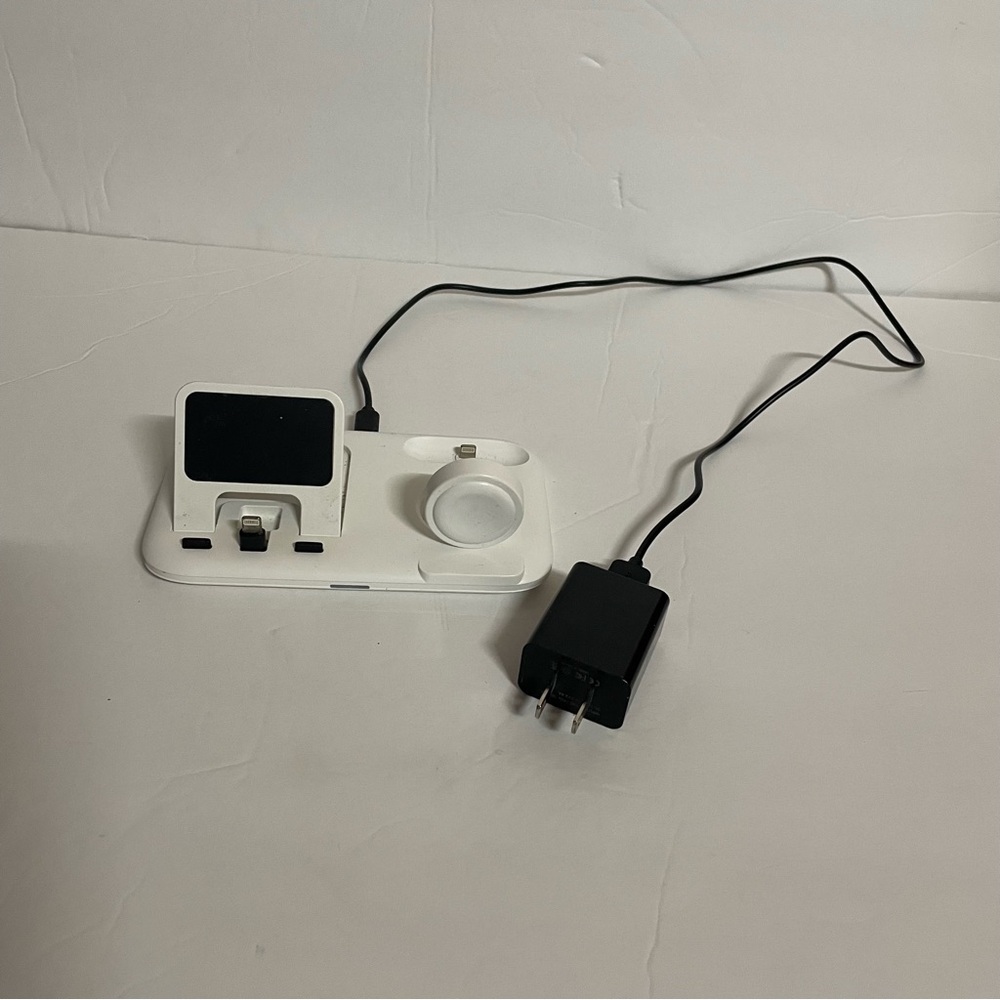 3 in 1 White Charging Station for Apple Devices with 12W Fast Charging